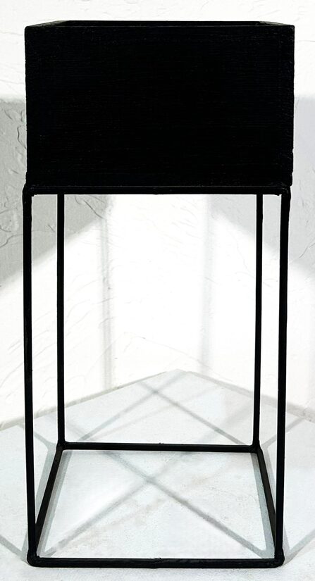 Melns taisnstūra formas svečturis